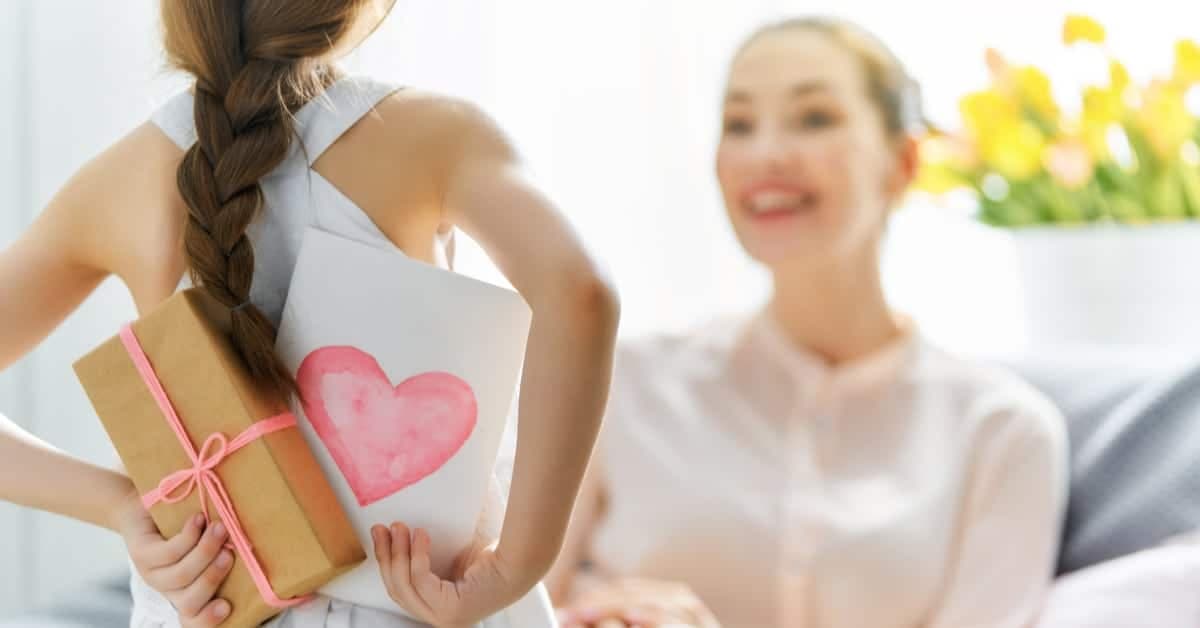 Bebeğinden Annesine Birbirinden Anlamlı 6 Fotoğraflı Hediye Önerisi kapak resmi